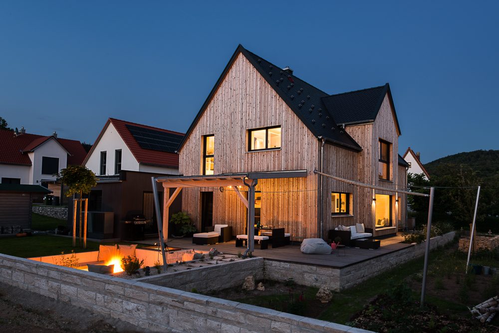 Holzhaus in der Abenddämmerung